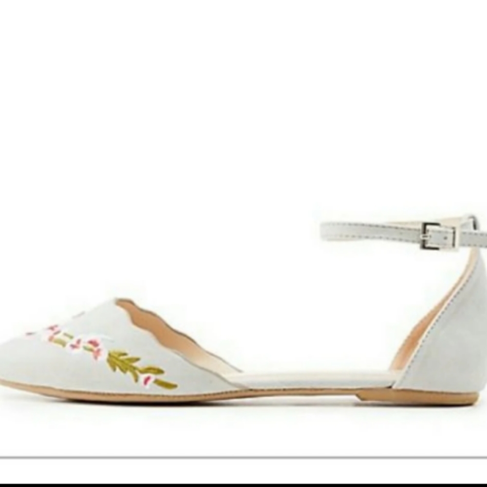 NWOT Qupid embroidered flats